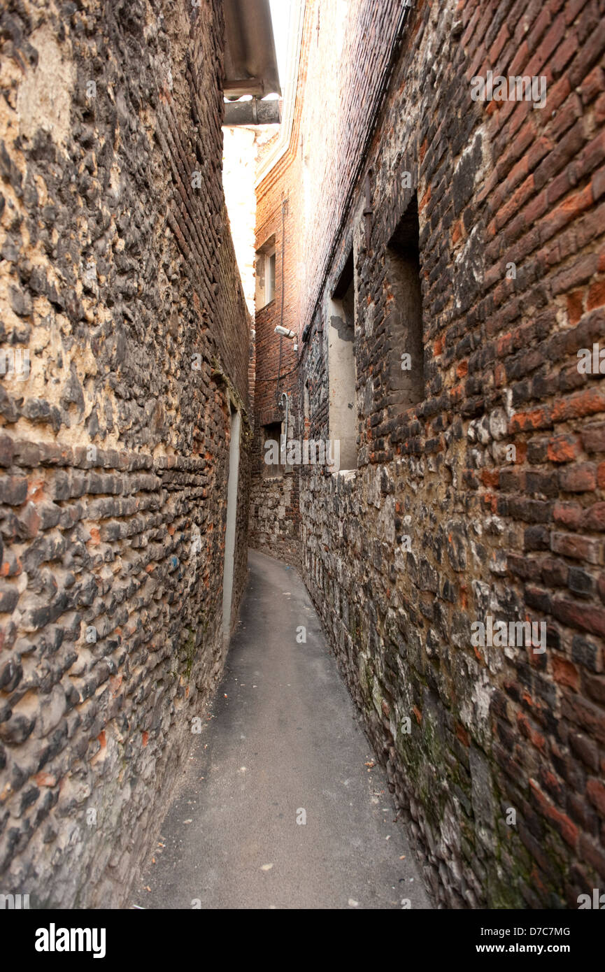 Piccolo stretto percorso stretto vicolo Montreuil Francia Europa UE Foto Stock