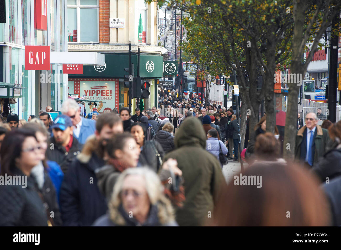 L'atmosfera intorno al centro di Londra nell'eseguire fino a Natale. Dopo lo shopping natalizio ha offerto alle aziende un boost questo tempo ultimo Foto Stock