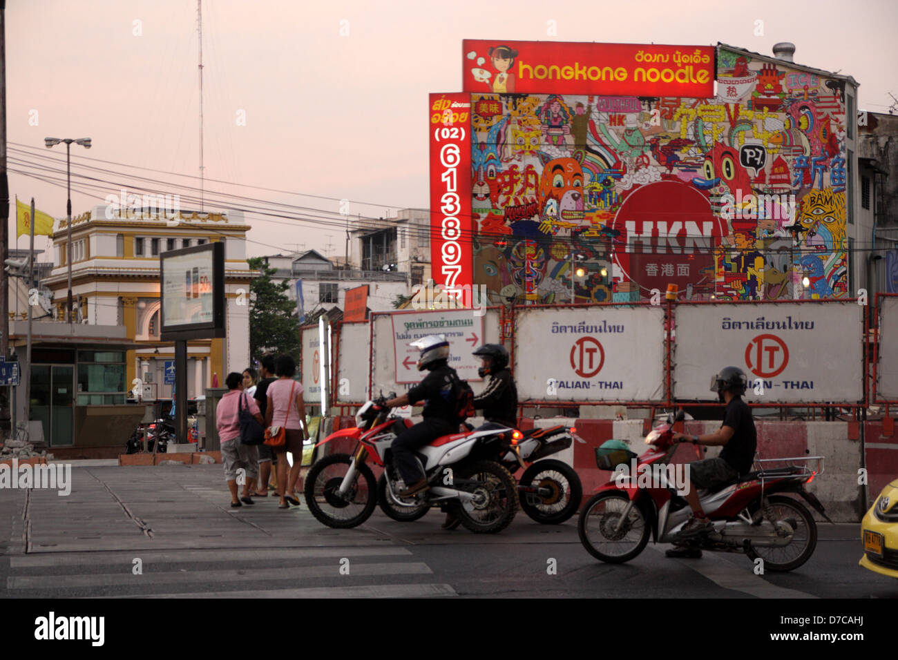 Il traffico su strada vicino a Hong Kong noodle bar a Bangkok , Thailandia Foto Stock