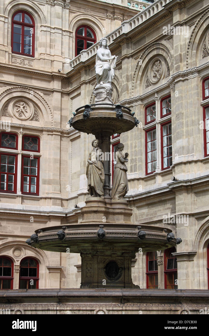 Fontana di fronte al Vienna Opera House, Austria Foto Stock