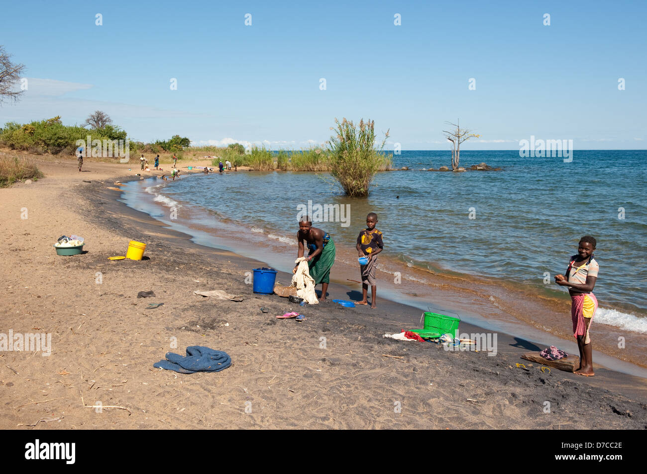 Le donne a lavare i panni nel lago Niassa, Mozambico Foto Stock