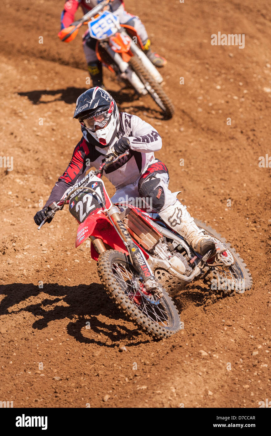 Una pista di motocross moto scrambler equitazione di fango nel Regno Unito Foto Stock