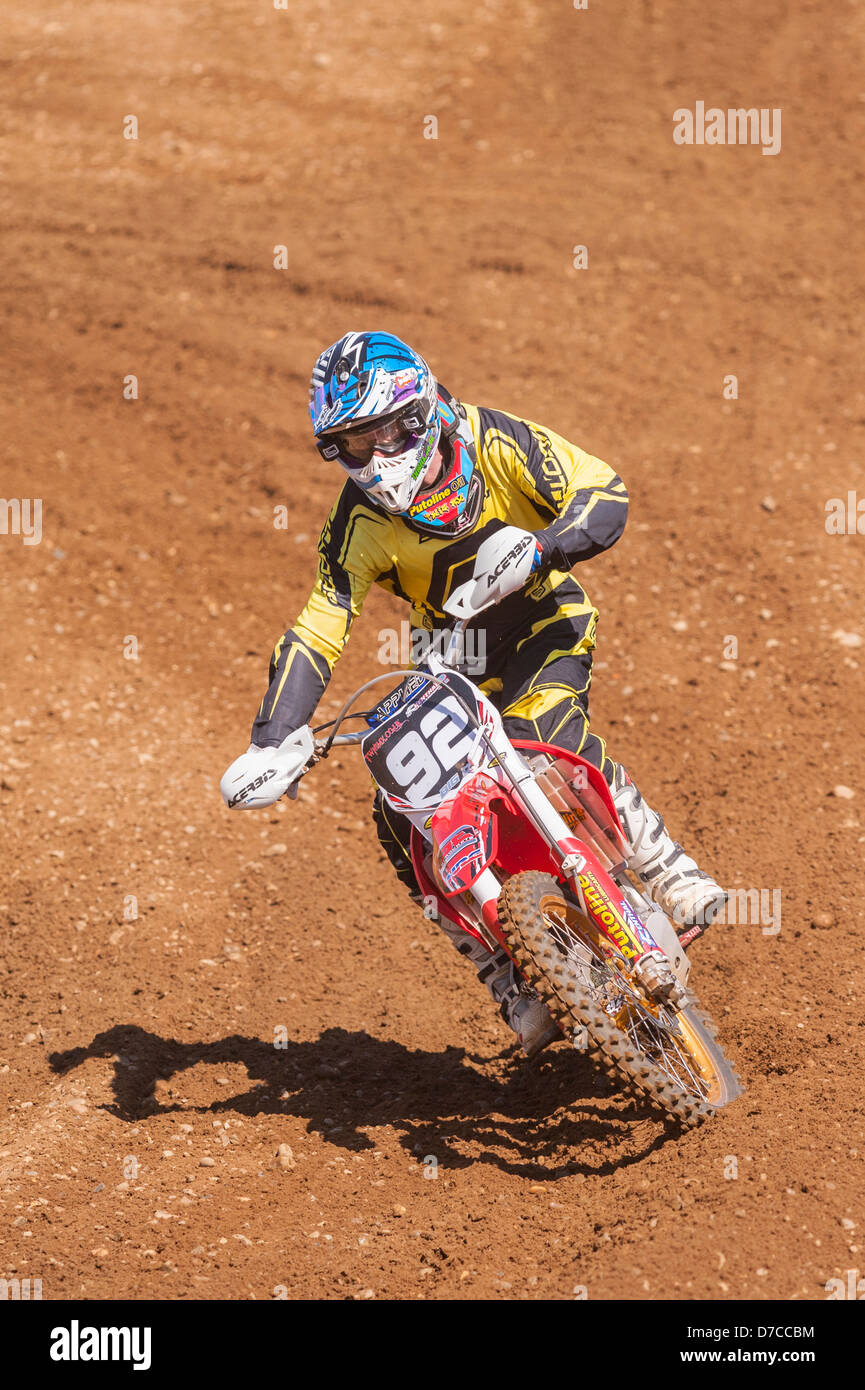 Una pista di motocross moto scrambler equitazione di fango nel Regno Unito Foto Stock