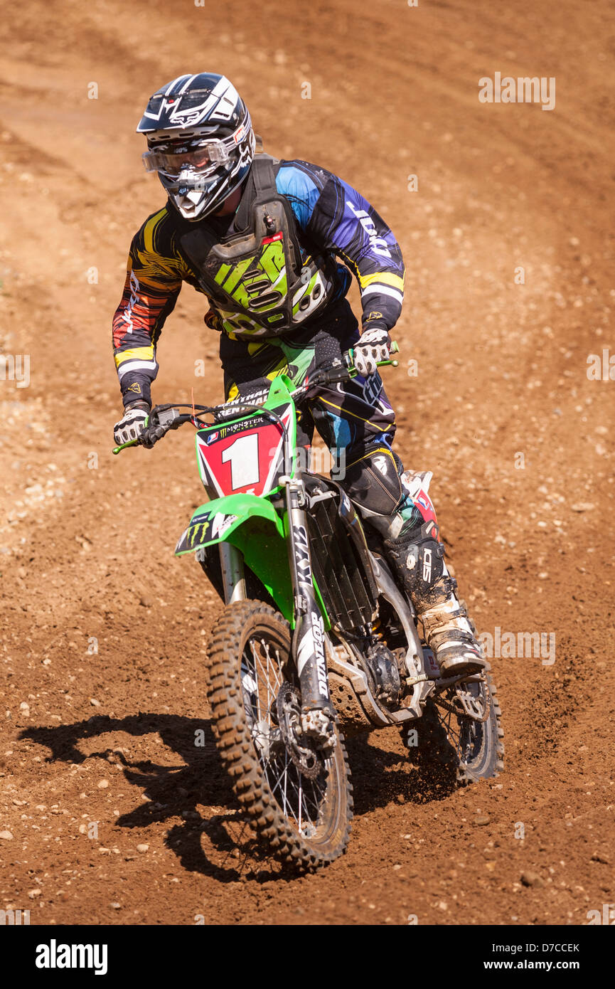 Una pista di motocross moto scrambler equitazione di fango nel Regno Unito Foto Stock