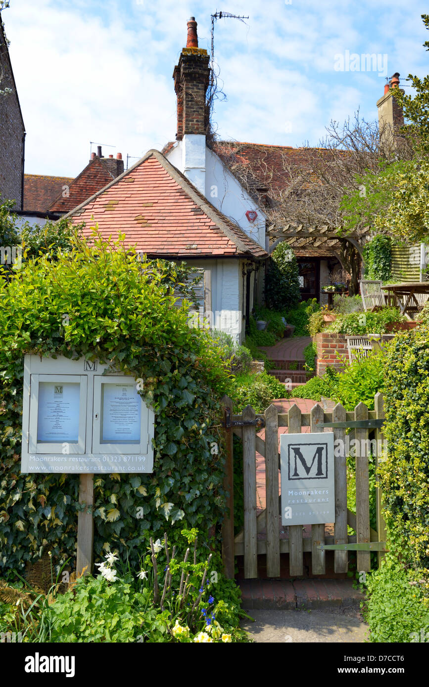 Il giardino Moonrakers Ristorante nel villaggio di Alfriston, East Sussex, Regno Unito Foto Stock