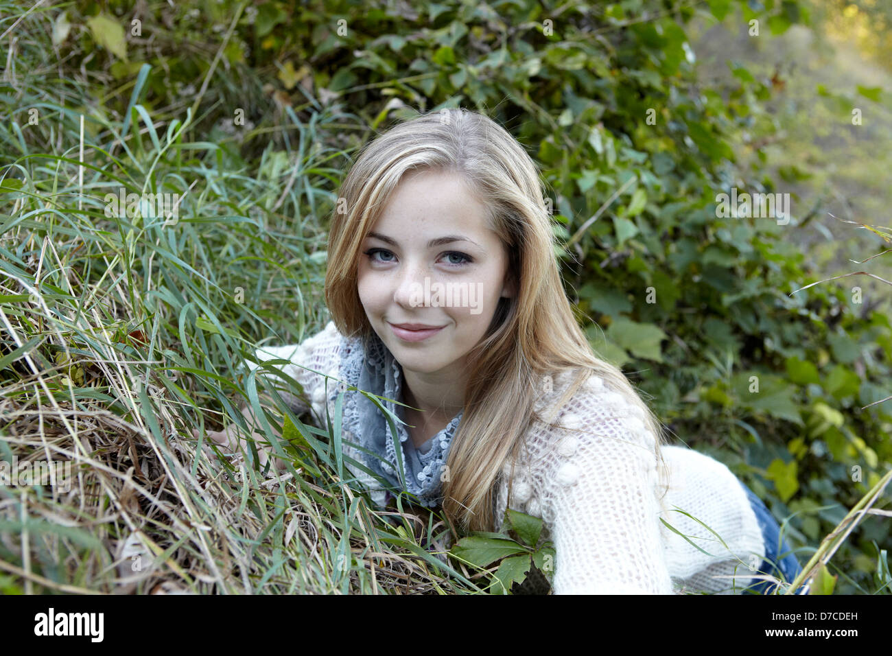 Bella ragazza teen in autunno prato Foto Stock