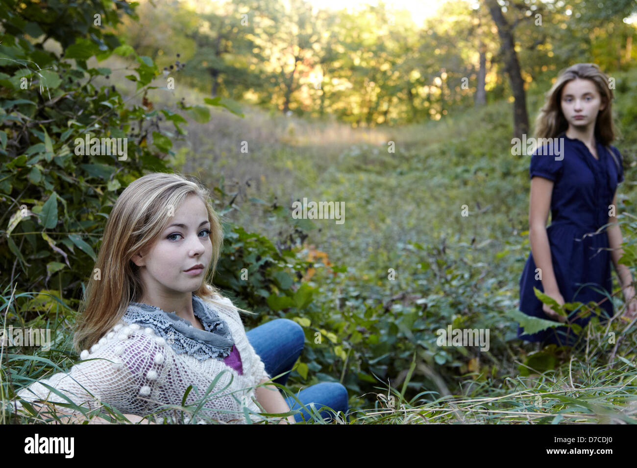 Sorelle nel campo di autunno Foto Stock