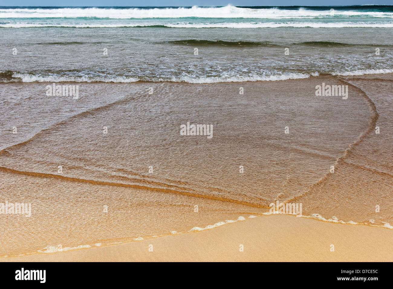 Dettaglio della sabbia e acqua di mare sulla spiaggia Foto Stock