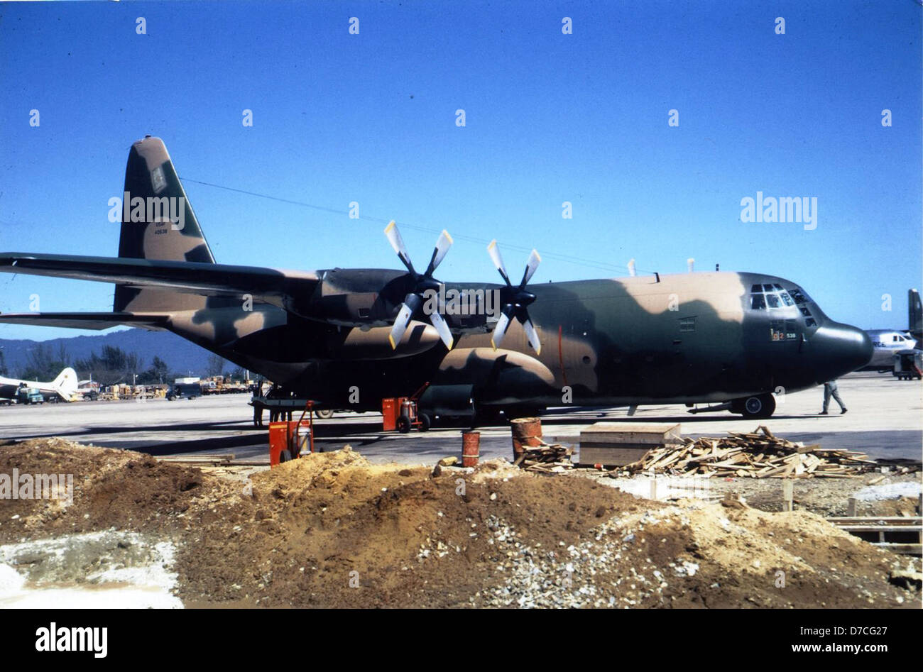 Questa immagine cattura l'aereo Lockheed C-130E, numero di serie 64-0538, a da Nang, Vietnam, nel novembre 1966. Il C-130E fu un aereo chiave nelle missioni tattiche di trasporto aereo della U.S. Air Force durante la guerra del Vietnam. Foto Stock