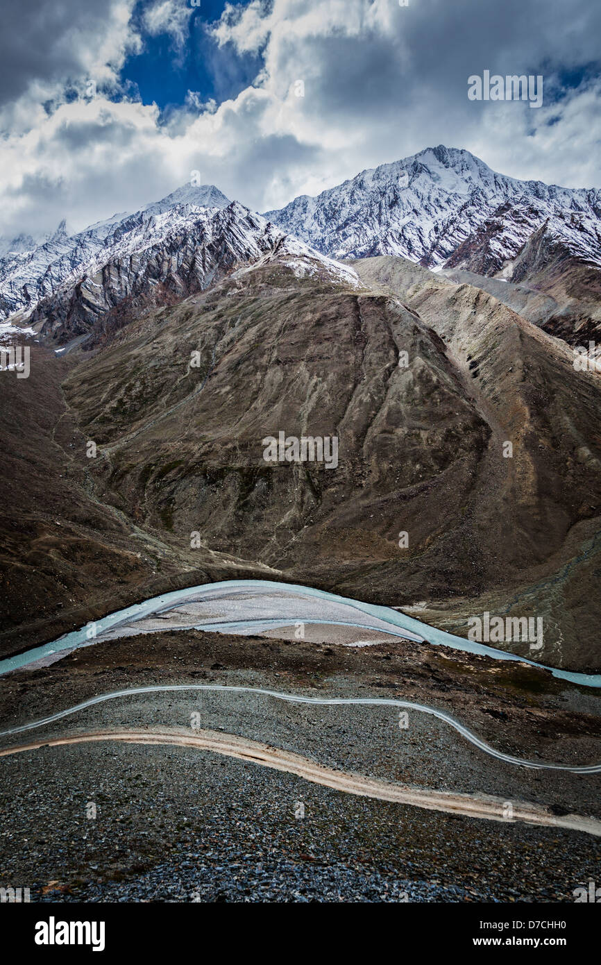 Spiti valley, fiume, strada in Himalaya. Himachal Pradesh, India Foto Stock