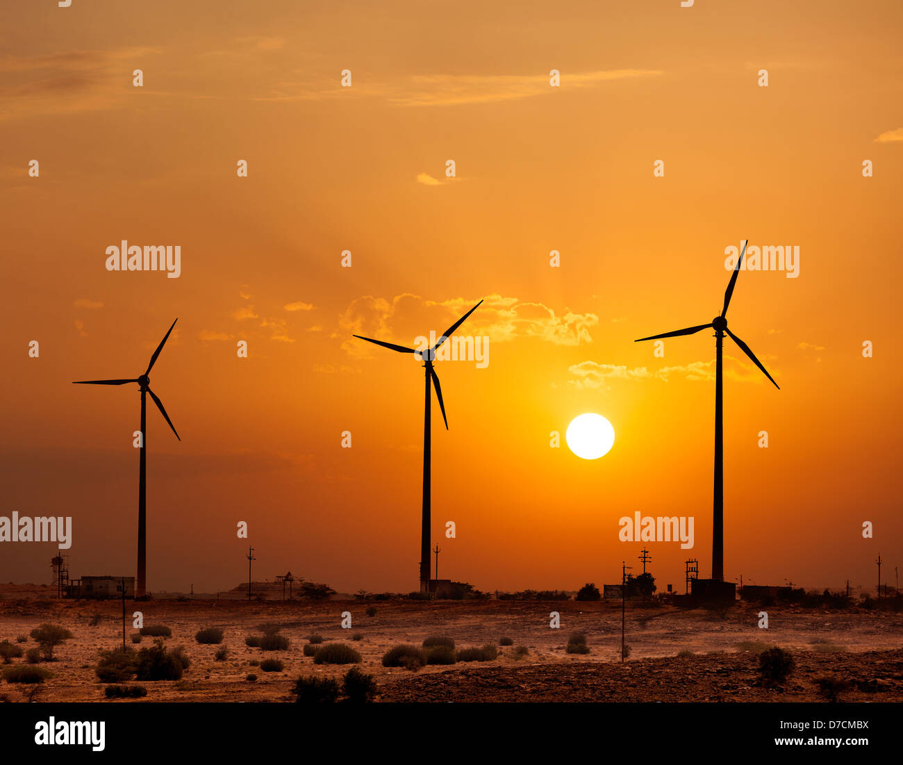Verde energia rinnovabile concetto - vento generatore di turbine sihouettes sul tramonto Foto Stock