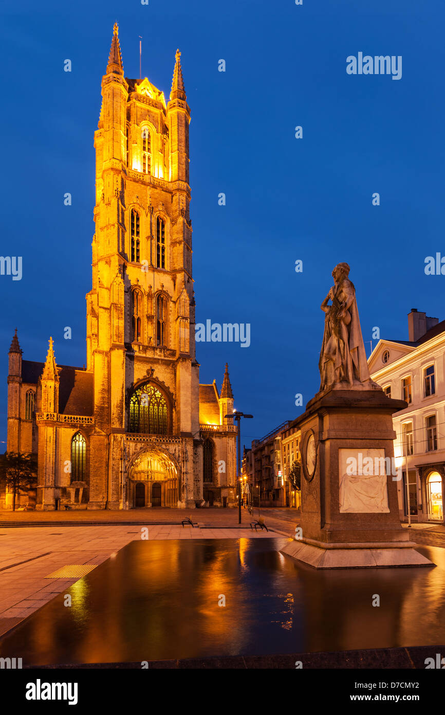 Monumento a Jan Frans Willems e Cattedrale di San Bavone in serata. Sint-Baafsplein, Fiandre, Gand, Belgio Foto Stock