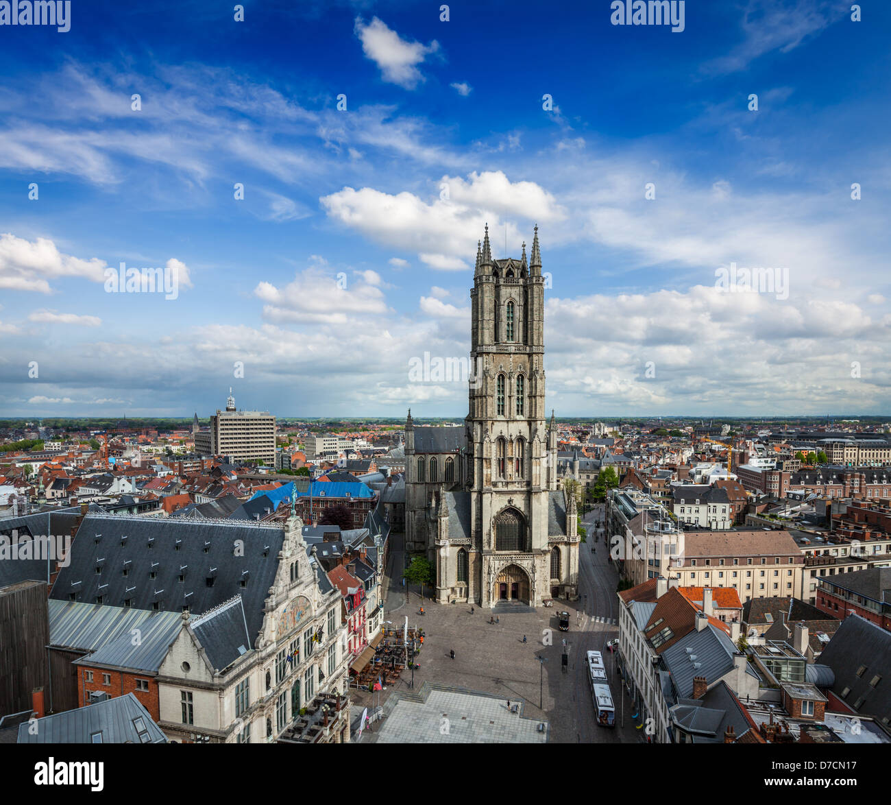 Cattedrale di San Bavone (Sint-Baafskathedraal) e Sint-Baafsplein, vista dalla torre campanaria. Ghent, Belgio Foto Stock
