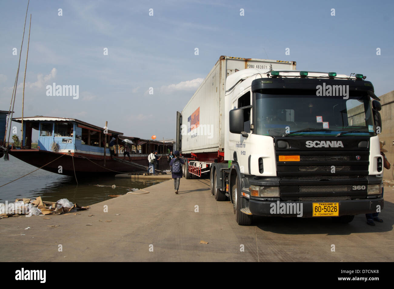 Carrello merci parcheggio a Chiang Saen porto commerciale della provincia di Chiang Rai . Foto Stock