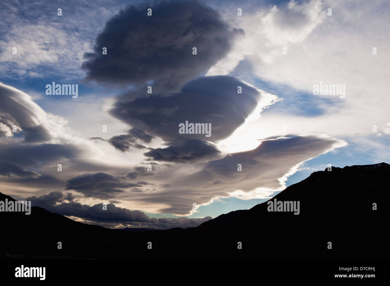 Vento scolpiti cumulus nubi nel cielo sopra di dividere la montagna e fiume toklat Parco Nazionale di Denali;Alaska Stati Uniti d'America Foto Stock