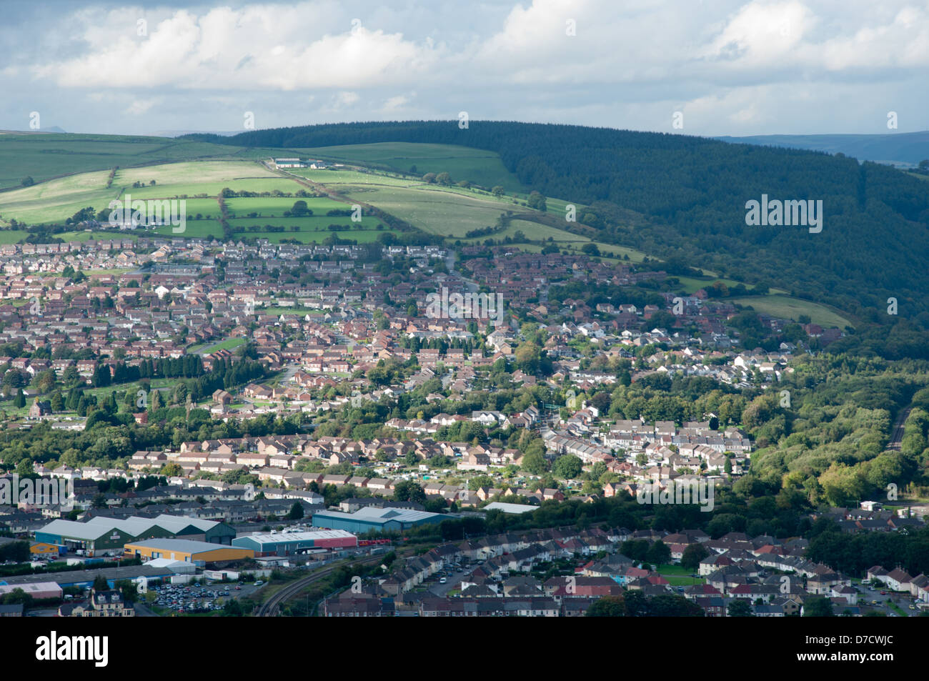 Vista su Caerphilly da Caerphilly Montagna. Foto Stock