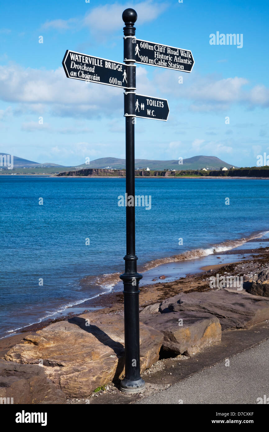 Direzione e segno di destinazione;Waterville County Kerry Irlanda Foto Stock