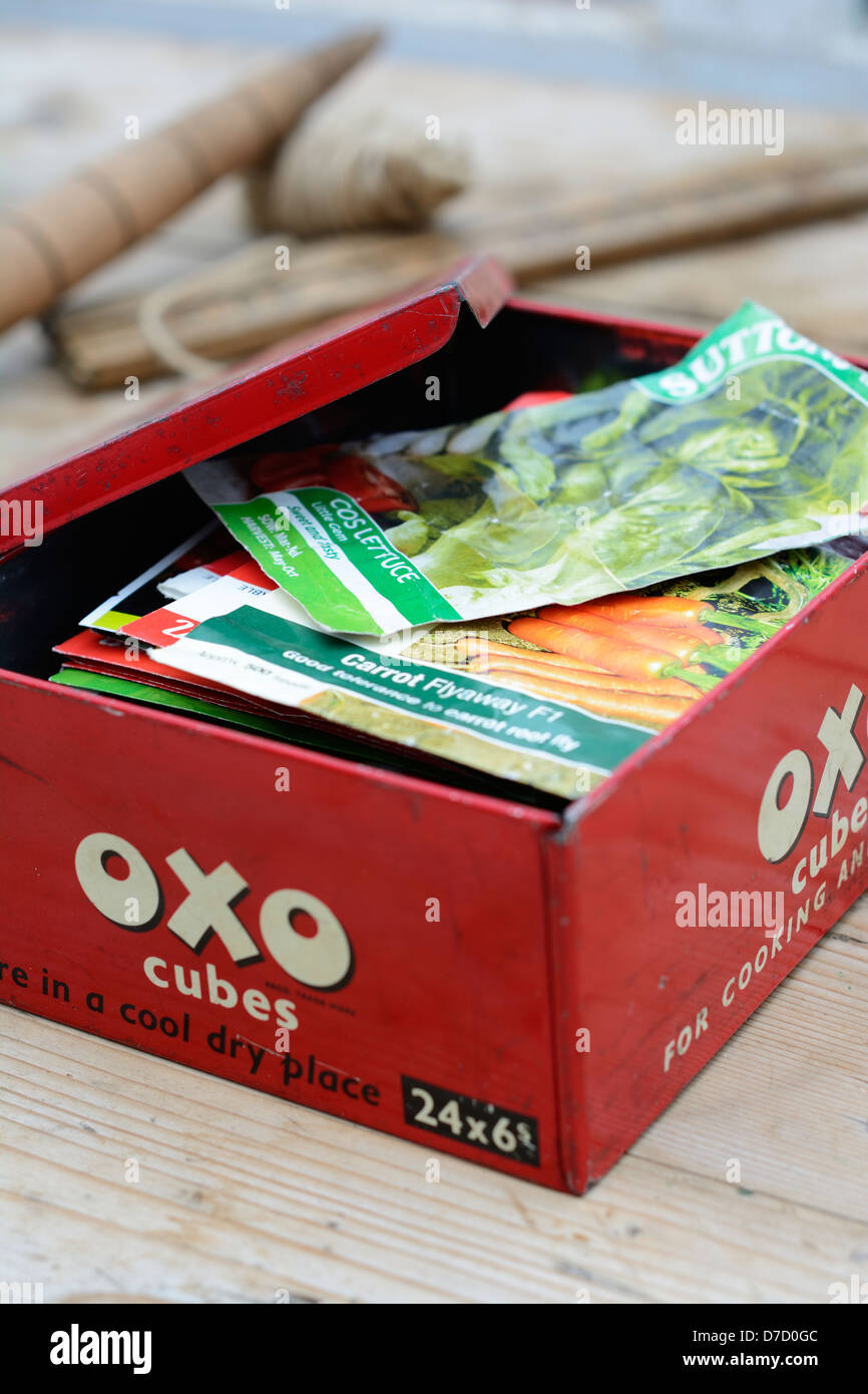Vecchio 'OXO' stagno contenente i pacchetti di sementi Foto Stock