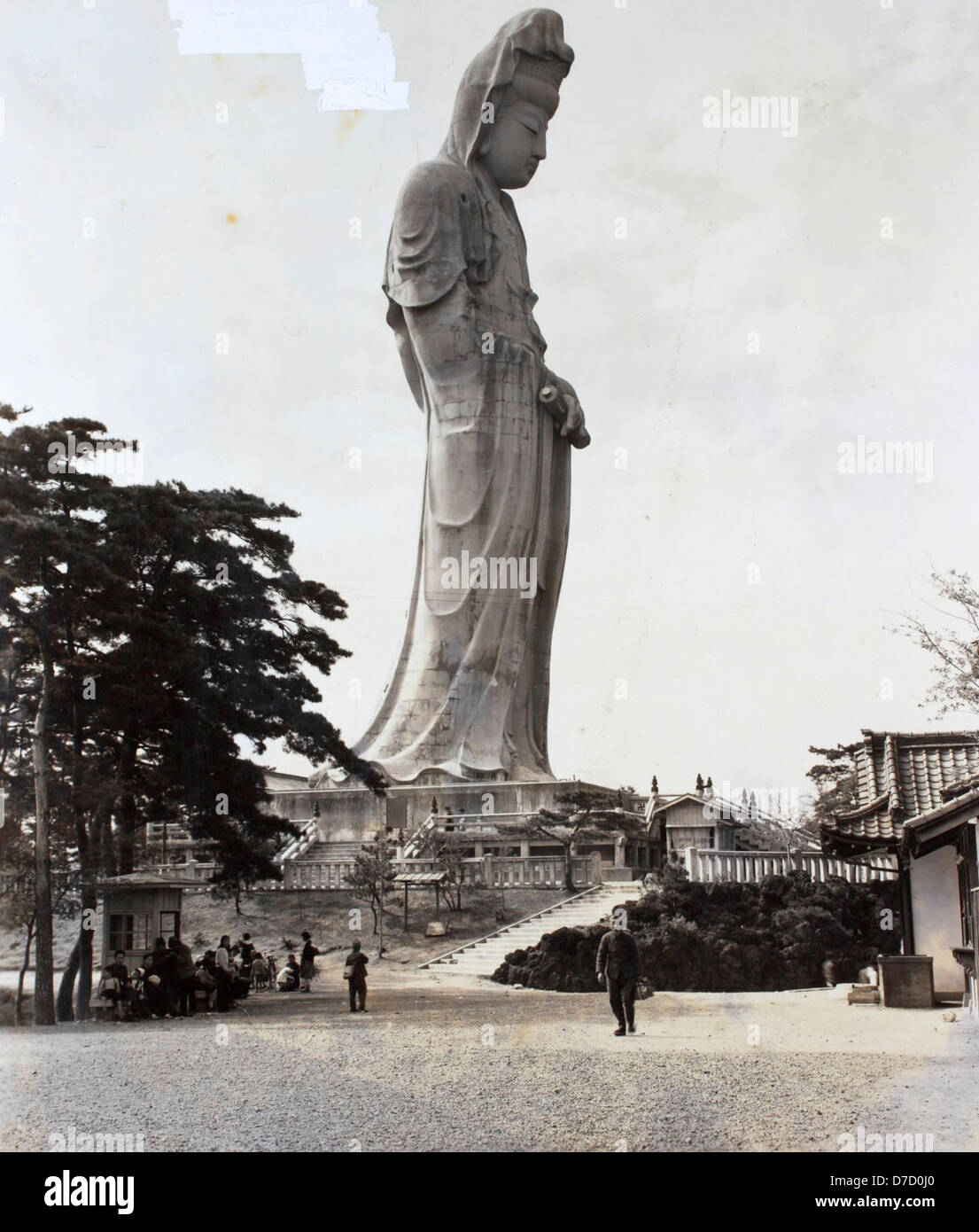 L'album di Charles Daniels presenta una fotografia di una statua vicino a Minakami, in Giappone. Catturata durante la seconda guerra mondiale, l'immagine riflette il paesaggio culturale e storico del Giappone durante gli anni della guerra. Foto Stock