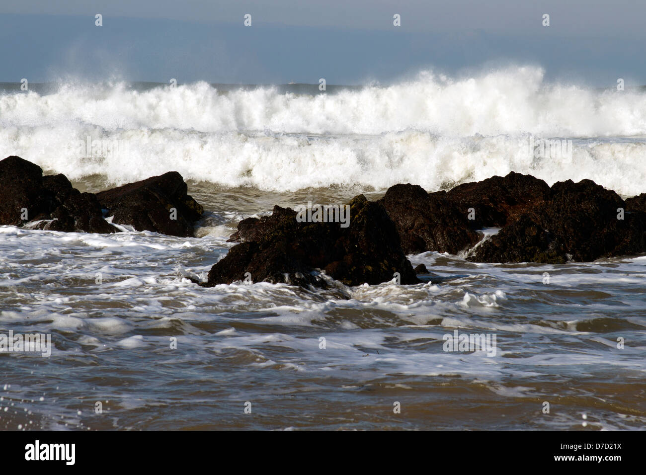 Tempesta onde comandato off freshwater west beach, Pembrokeshire, primavera 2013 Foto Stock