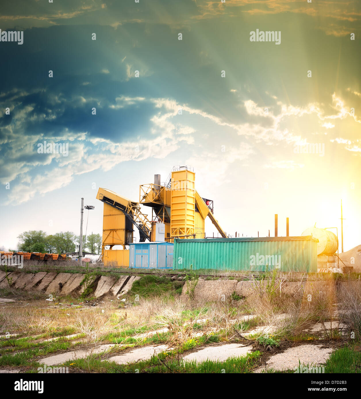 Arancione elevatore granella su un piedistallo di cemento Foto Stock