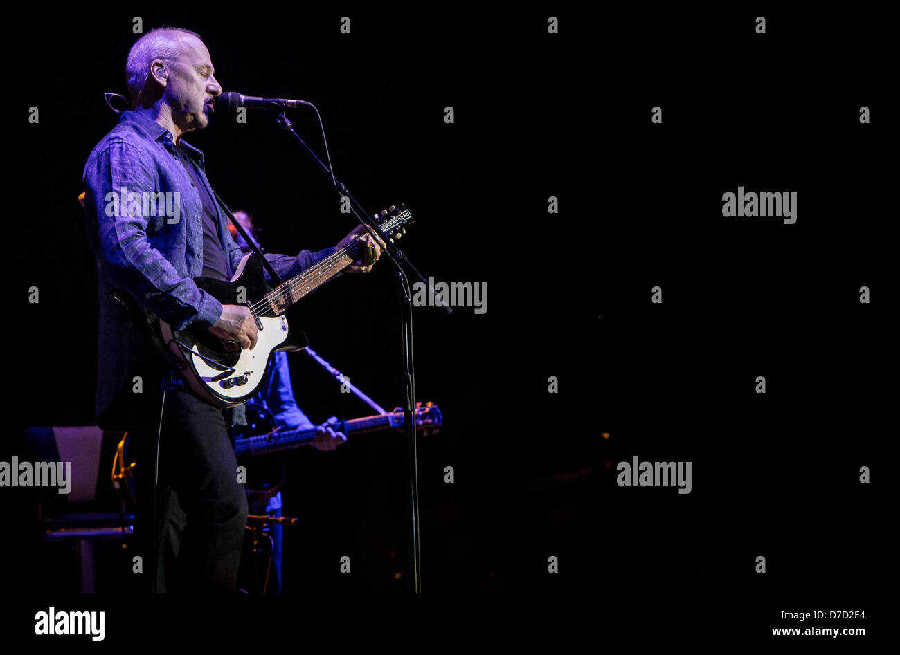Assago, Milano, Italia. Il 3 maggio 2013. Mark Knopfler esegue a Milano nel secondo giorno della sua 'Privateering Tour Europeo 2013'. Credito: Rodolfo Sassano / Alamy Live News Foto Stock