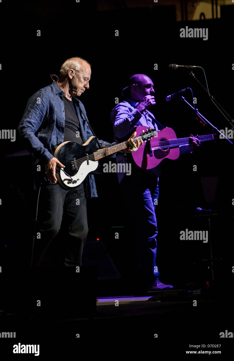 Assago, Milano, Italia. Il 3 maggio 2013. Mark Knopfler esegue a Milano nel secondo giorno della sua 'Privateering Tour Europeo 2013'. Credito: Rodolfo Sassano / Alamy Live News Foto Stock