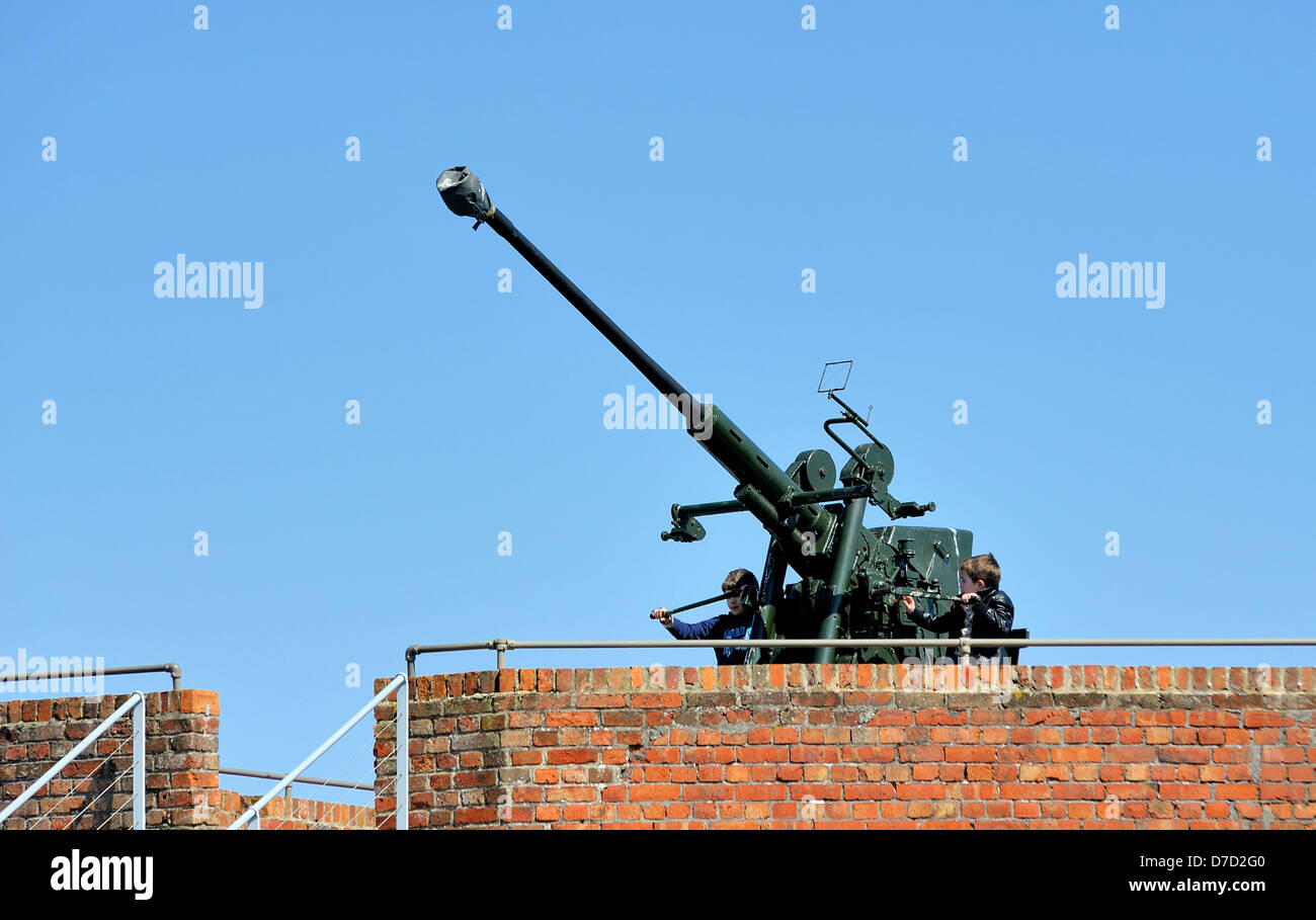 2 bambini che giocano sulla torretta mitragliatrice a Nola fort Weymouth Dorset England Regno Unito Foto Stock