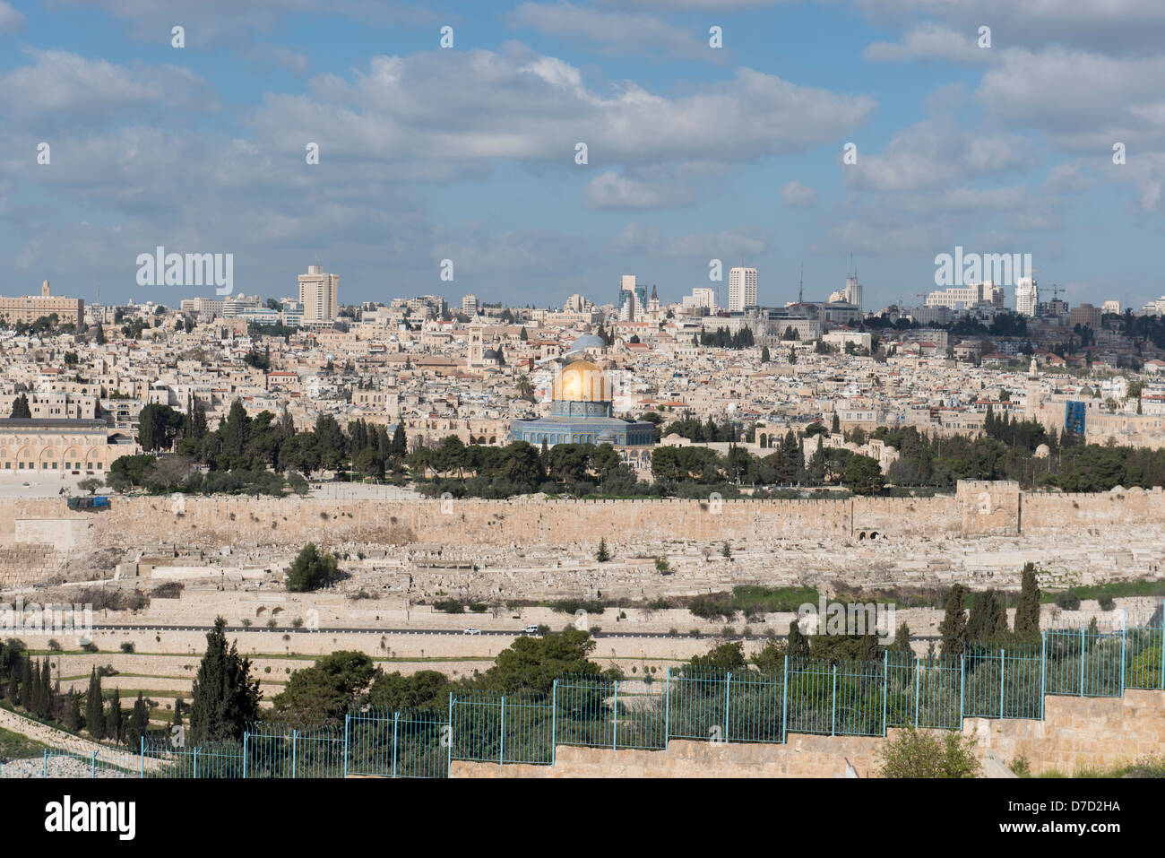 La cupola dorata della Islamico Cupola della roccia all'interno delle mura della città vecchia di Gerusalemme, Israele Foto Stock