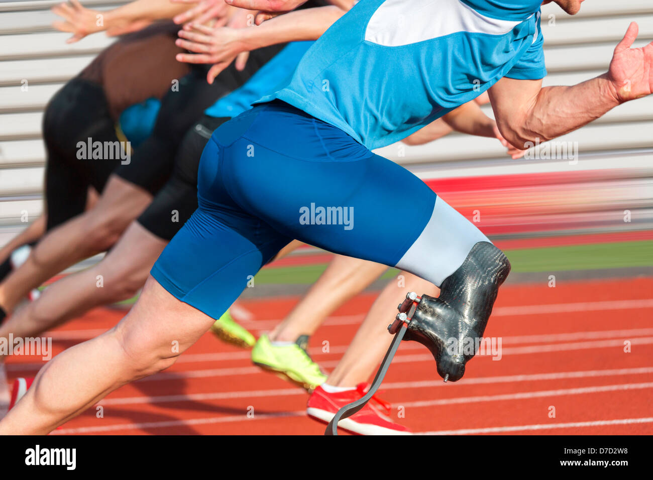 Portatori di handicap sprinter inizia a breve tracciato di gara con gli atleti senza ostacoli Foto Stock