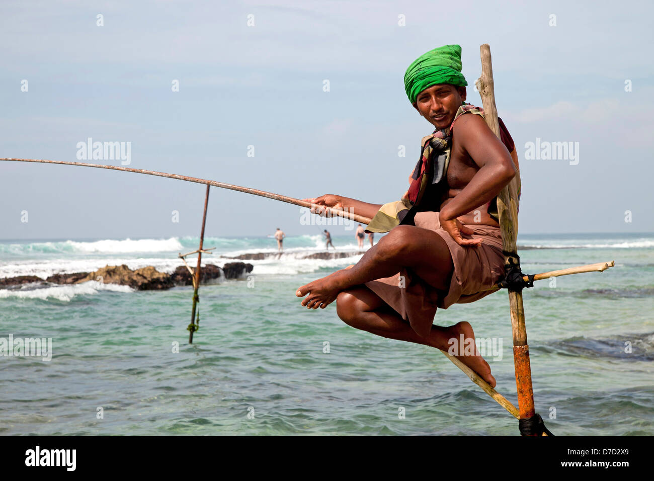 Stilt tradizionale di pescatori sulla spiaggia vicino a Koggala, LKA, Sri Lanka Foto Stock