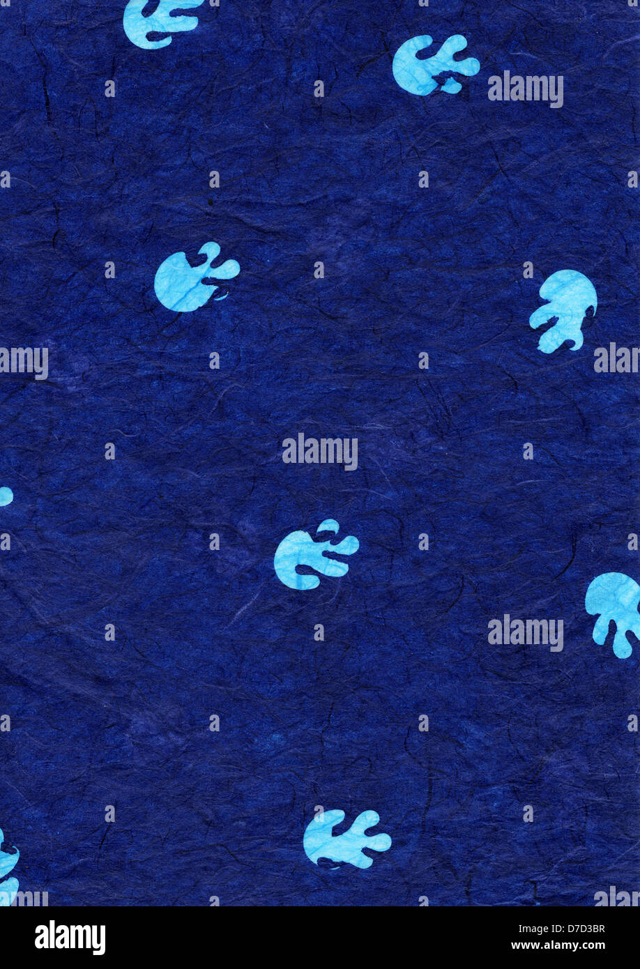 Scansione ad alta risoluzione di riso blu modello di carta blu brillante forme anamorfici somigliante a Medusa decorare la sua superficie. Scansione Foto Stock