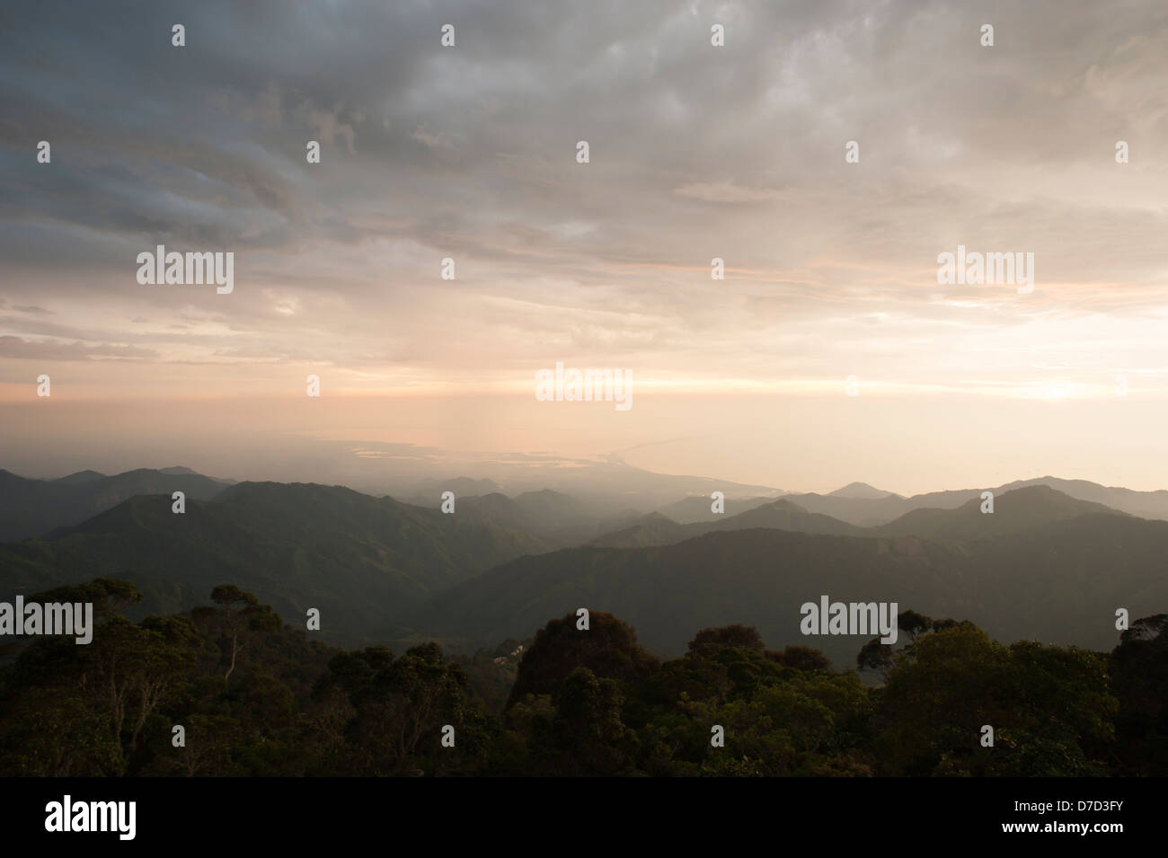 Tramonto - che si affaccia sulle colline ai piedi della sierra Nevada de Santa Marta, una parte settentrionale della Colombia Foto Stock