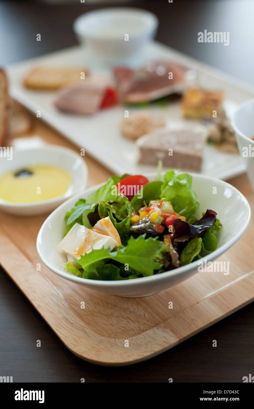 Un pranzo a base di insalata e affettati con pane serviti presso le specialità a base di carne di maiale ristorante in Suwa, Giappone. Foto Stock