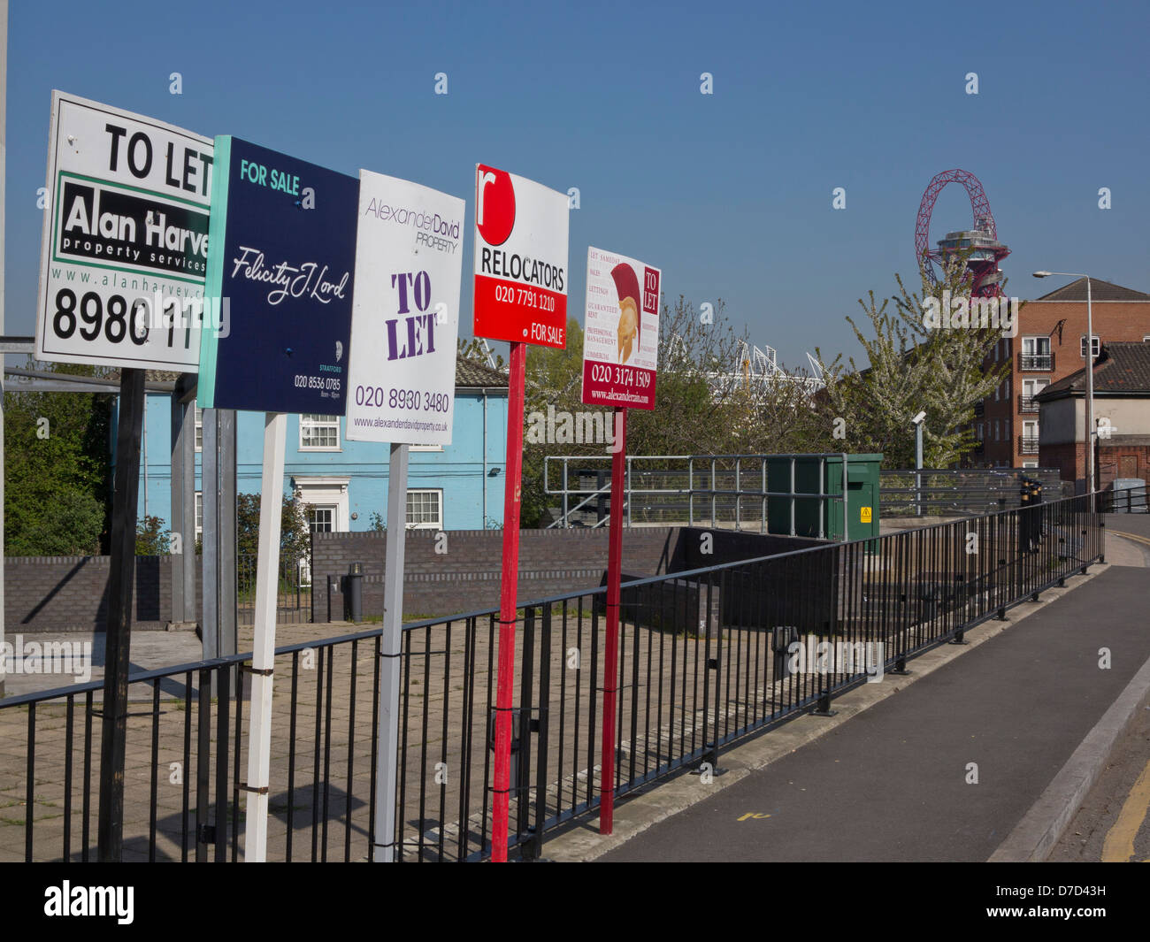 Per la vendita e a lasciare segni di proprietà a Stratford dalla London 2012 Queen Elizabeth II Olympic Park Foto Stock
