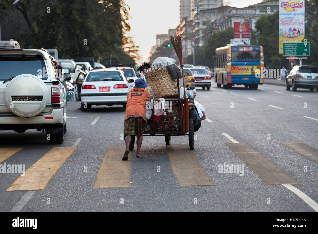 Garbage carro sfidando la sera presto il traffico in Yangon, Myanmar Foto Stock
