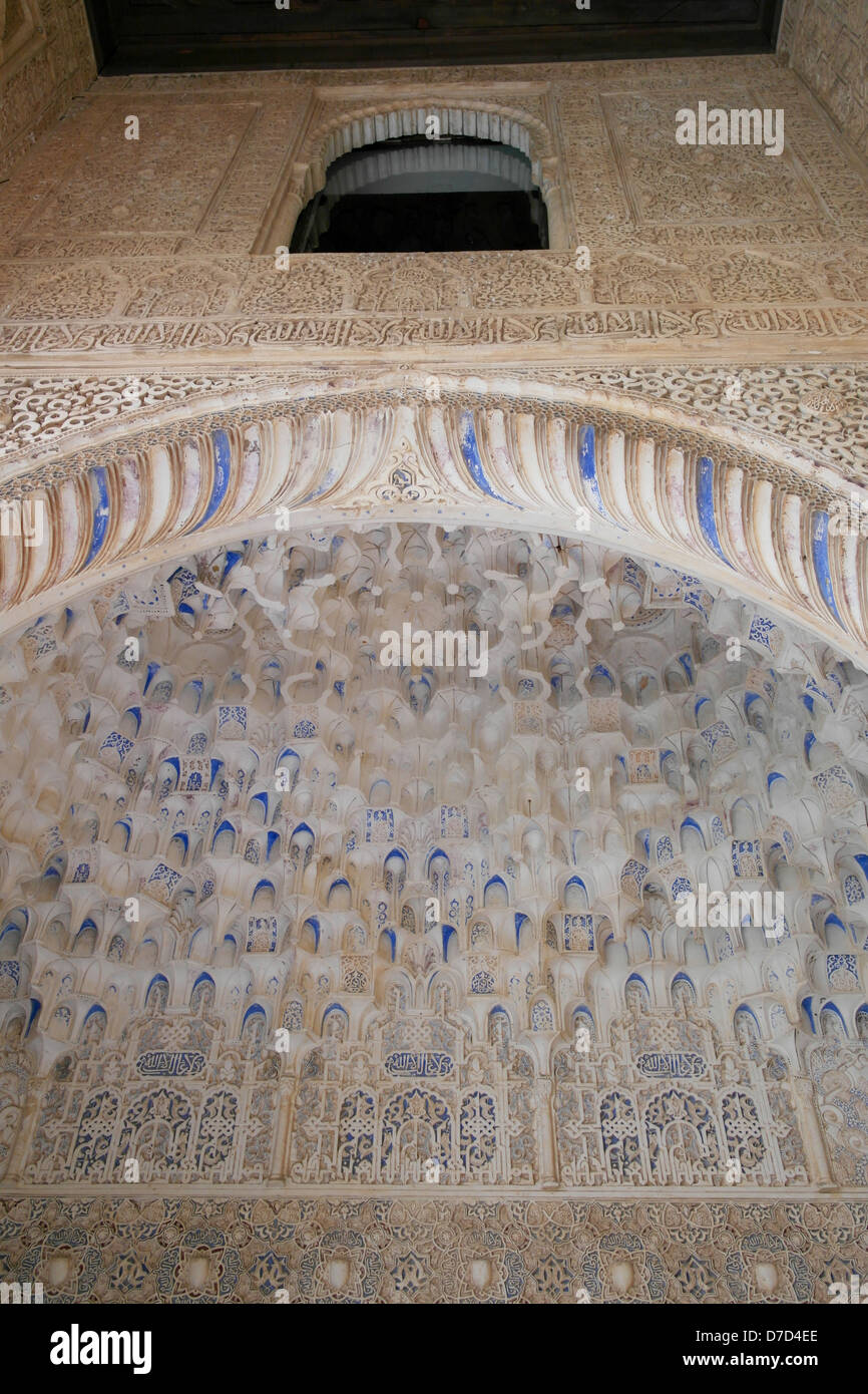 Moresco soffitto in gesso in Nasrid Palace, Alhambra di Granada. Foto Stock
