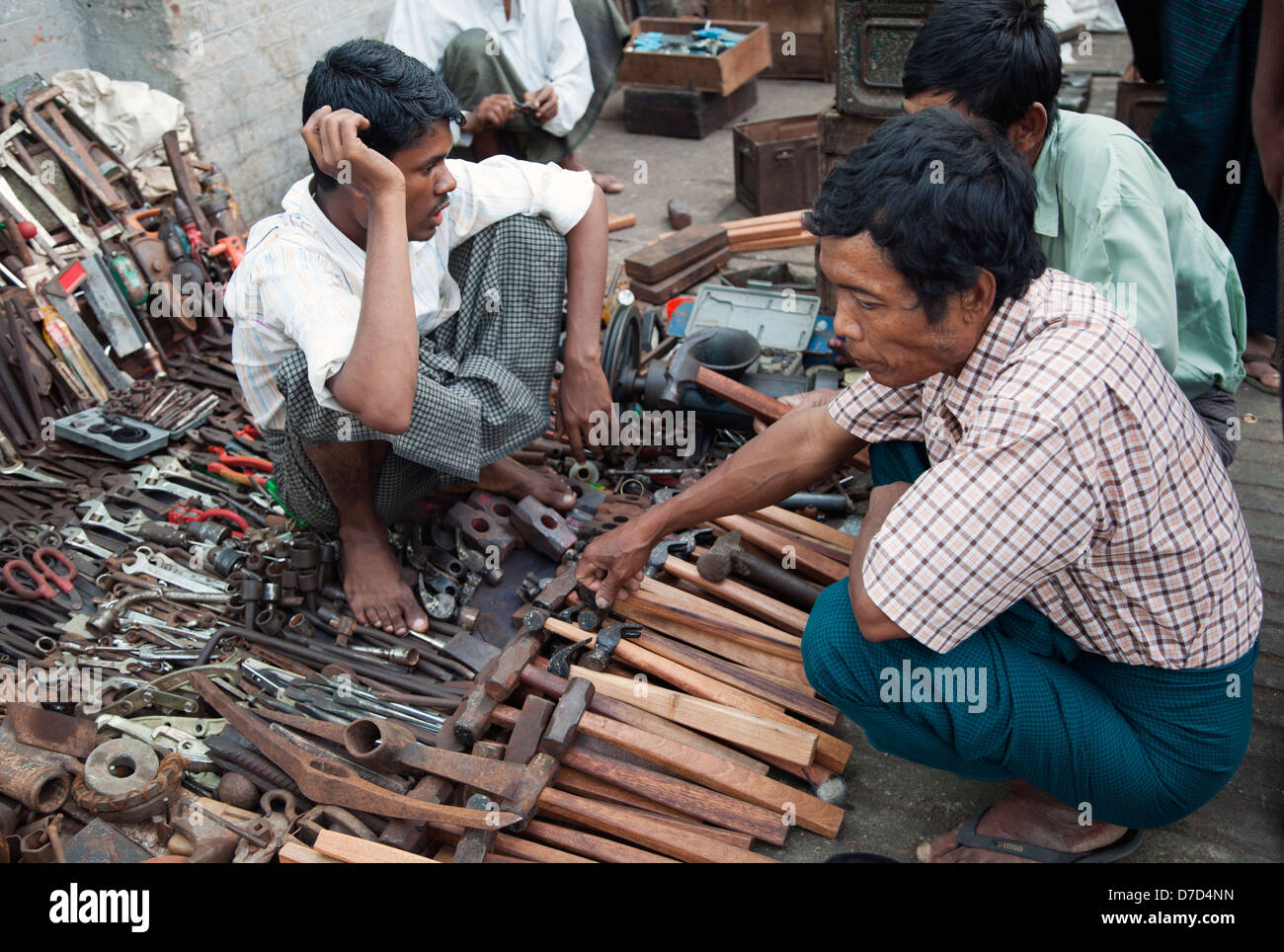 Uomo strumenti di vendita nel mercato indiano, Yangon Myanmar Foto Stock