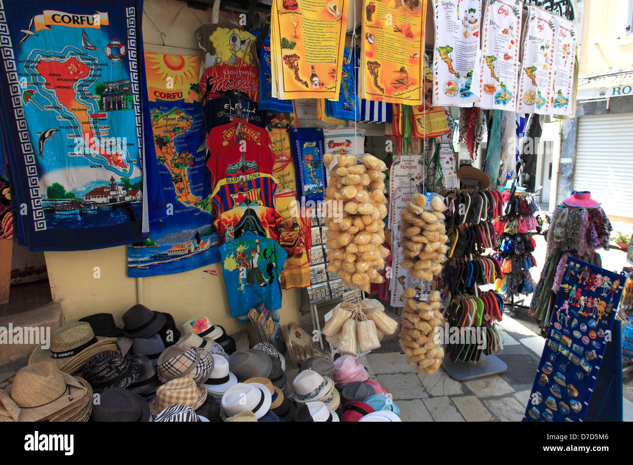 Negozi turistici nel quartiere ebraico e la città di Corfù, l'isola di Corfù, Grecia, Europa Foto Stock
