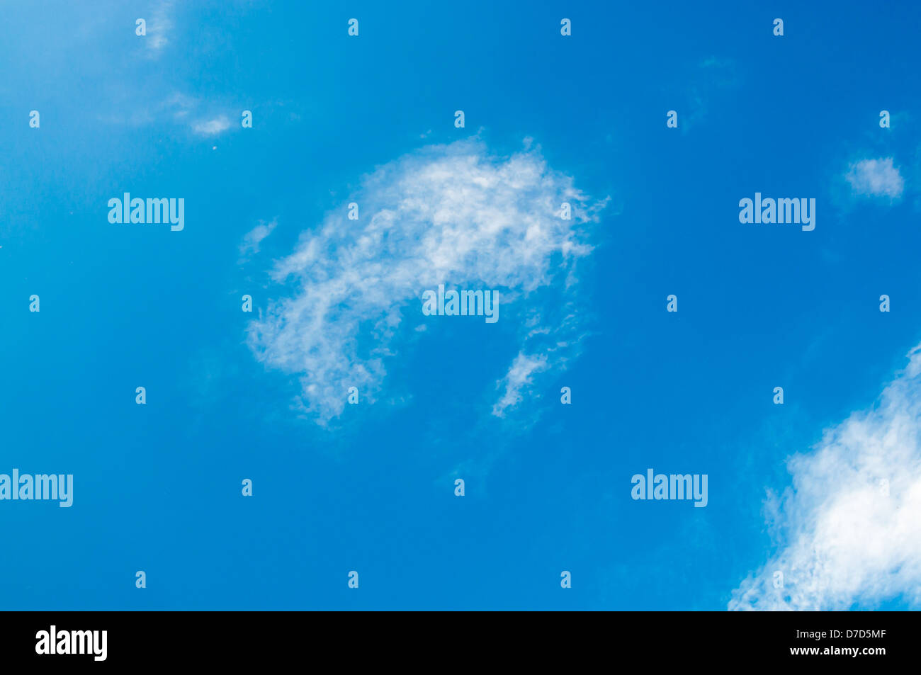 Wispy nuvole su un Cielo di estate blu Foto Stock