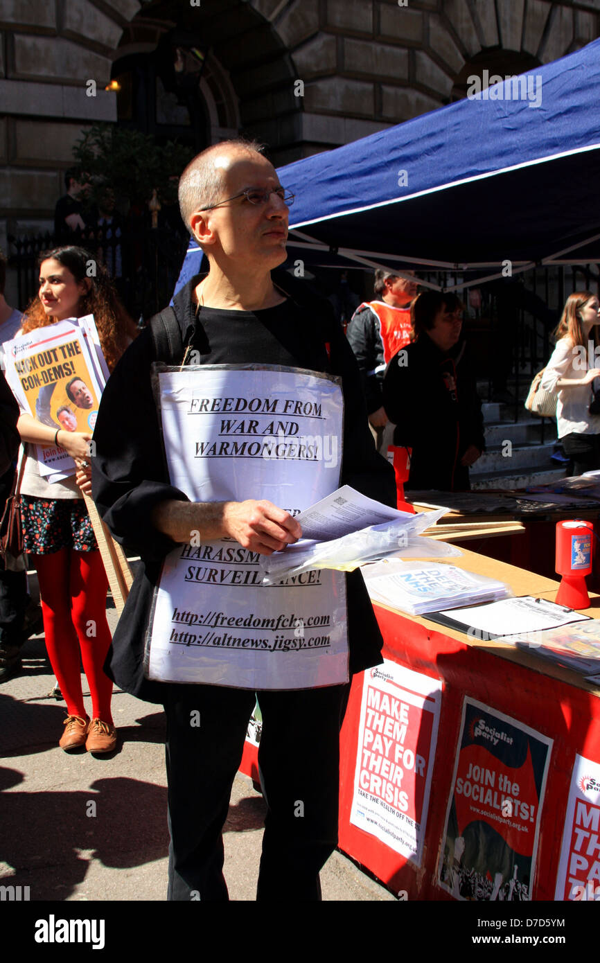 Giorno di maggio rally, Londra. Un partecipante mani fuori della letteratura per chiedere la fine delle guerre in tutto il mondo. Foto Stock