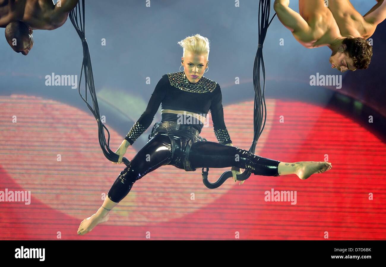 Noi cantante Pink dà un concerto alla O2 World di Berlino e in tal modo galleggia sopra il palcoscenico con l aiuto di corde durante il suo show, Germania, 03 maggio 2013. Lo spettacolo è parte del suo tour " la verità sull'amore". Foto: Britta Pedersen/dpa Foto Stock