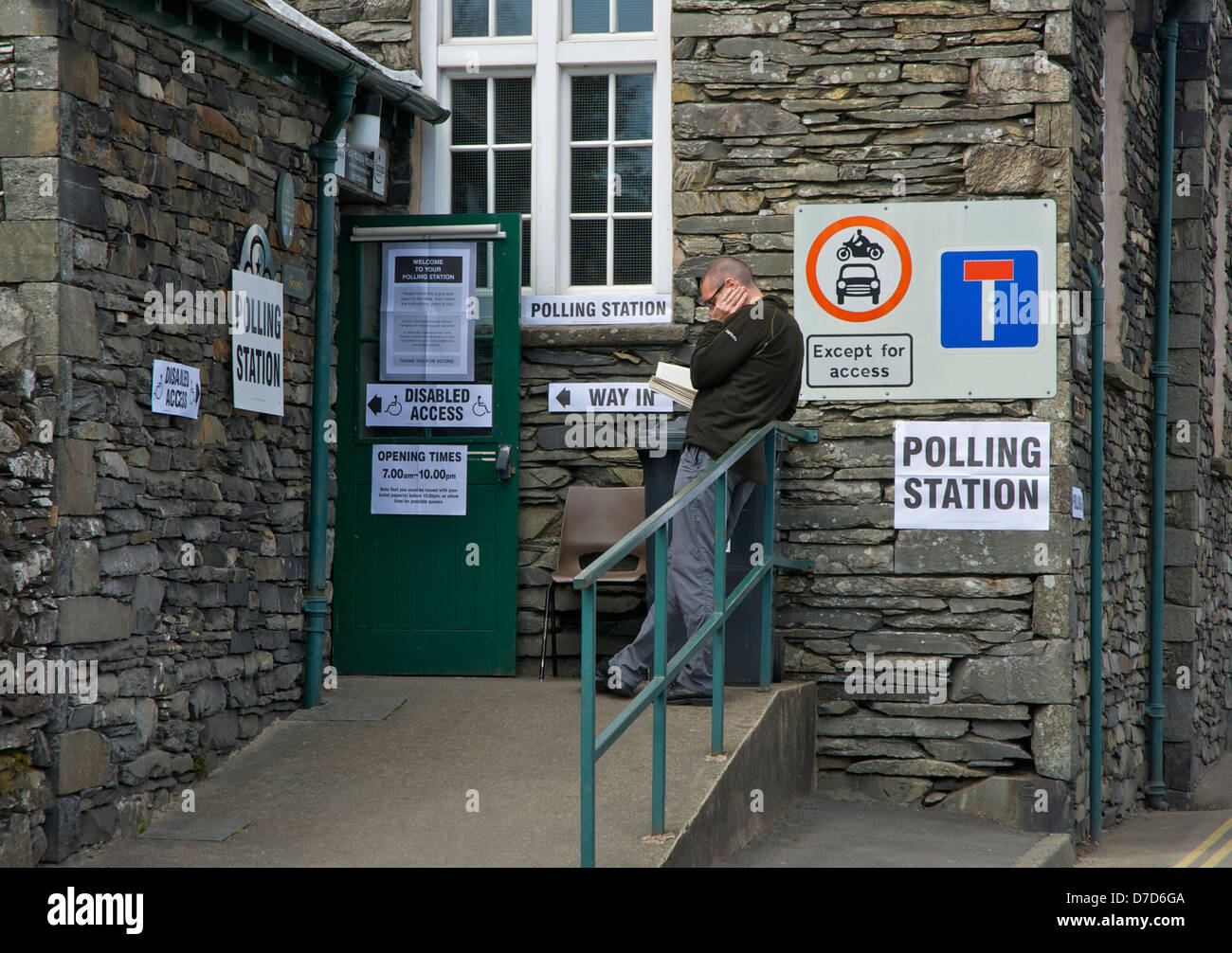 Stazione di polling nel villaggio di Hawkshead, Parco Nazionale del Distretto dei Laghi, Cumbria, England Regno Unito Foto Stock