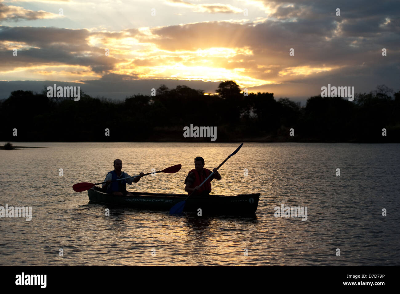 In canoa sul fiume Lugenda, Niassa Game Reserve, Mozambico Foto Stock