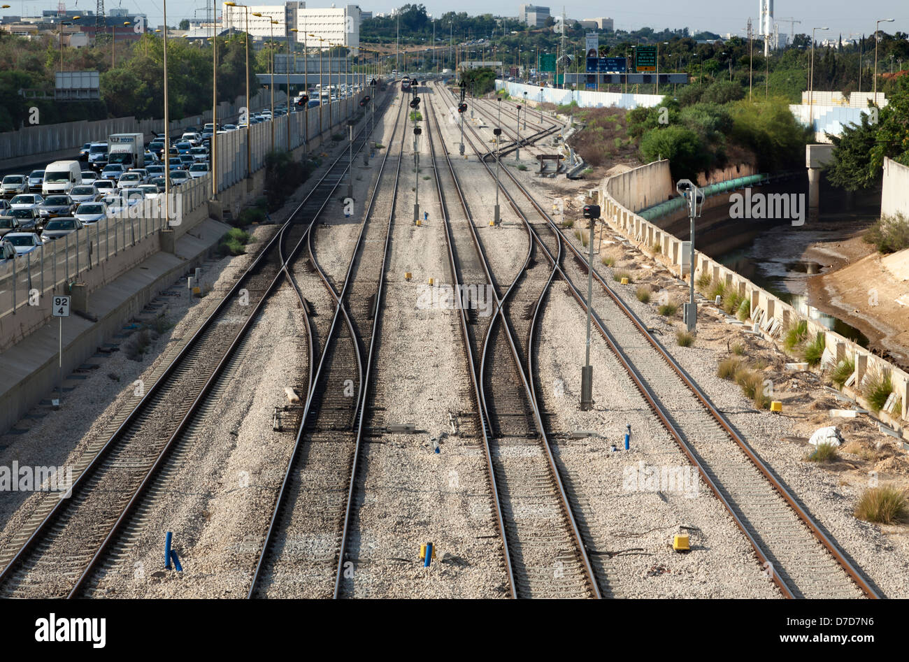 Tel Aviv Israele - 28 Giugno 2011: vista a vuoto railroad (tranne che per un treno di distanza) tra il fiume Ayalon Ayalon highway Foto Stock