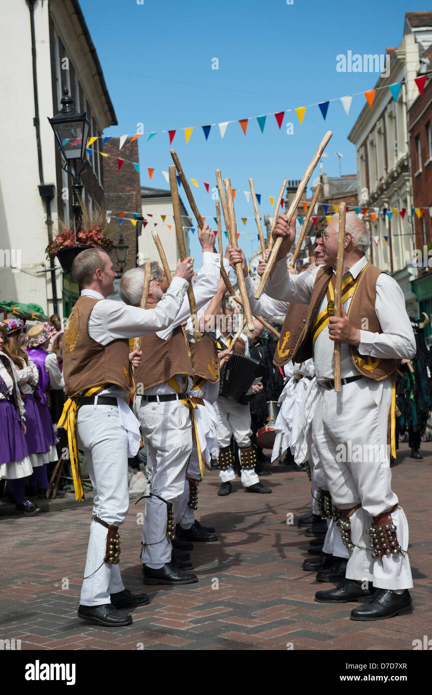 Rochester, Kent, Regno Unito. Il 4 maggio 2013. Festival Inglese tradizionale con le danze popolari. Esso comprende tutti genresincluding Morris, a nord ovest di intasare ed altri. La tradizione risale a oltre quattrocento anni ma è stato rilanciato in Rochester da un imprenditore locale Gordon Newton nel 1980. Originariamente era una festa tradizionale per spazzacamini che chi avrebbe parata e danza attraverso la città. Credito: Allsorts Stock Photo / Alamy Live News Foto Stock