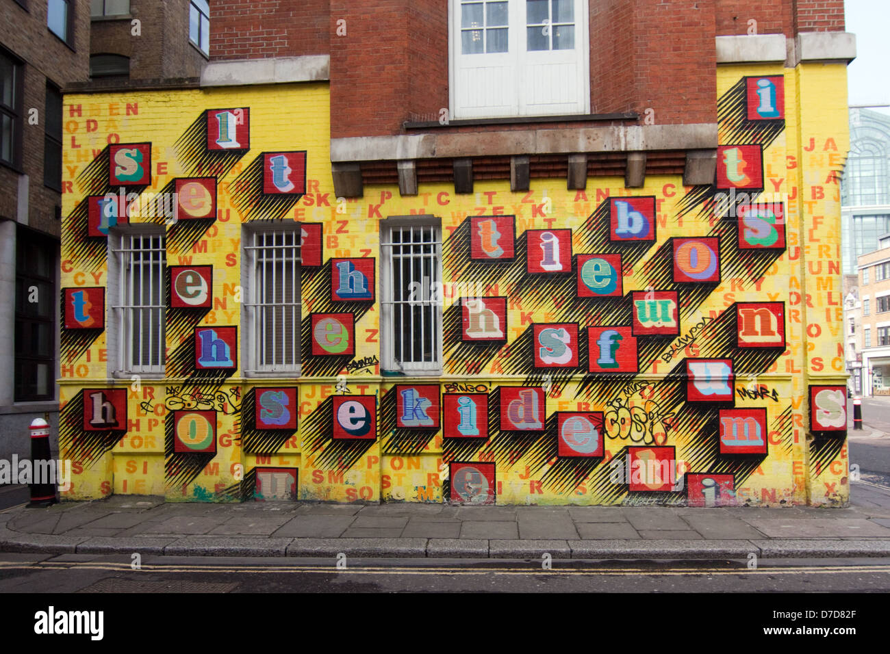 Ben Eine streetart in Shoreditch Londra .Ben Eine è famosa per il suo uso di diversi tipi di caratteri. Foto Stock