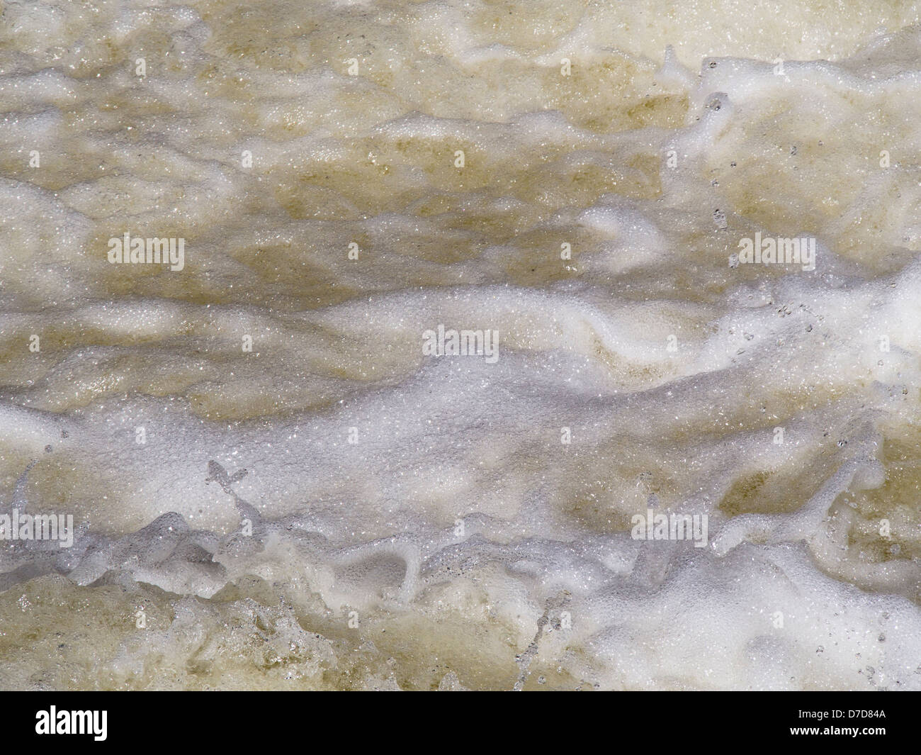 La formazione di schiuma, gorgogliando acqua di un fiume vicino alla cascata Foto Stock