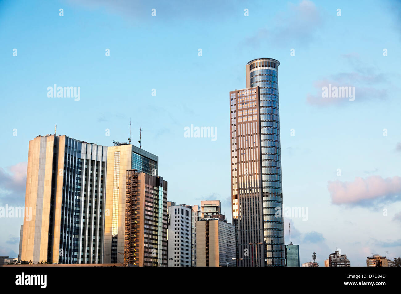 Cluster a tenuta di edifici per uffici grattacieli Ramat-Gan downtown district (confinante con Tel Aviv) dotate di diamante israeliano al centro Foto Stock