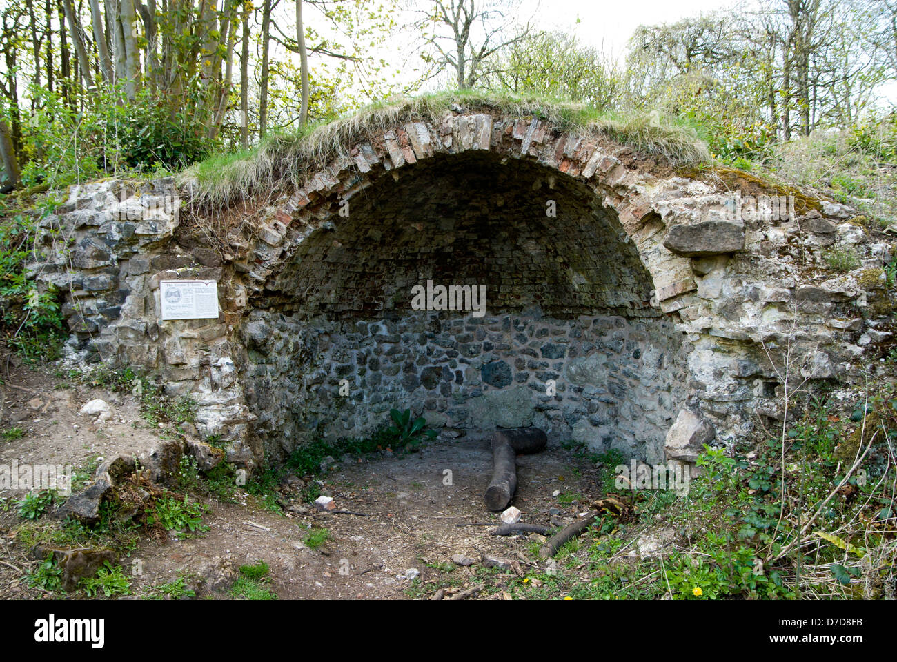 Grotta oltre a Wye Valley a piedi, vicino a Chepstow, Monmouthshire, Galles. Foto Stock